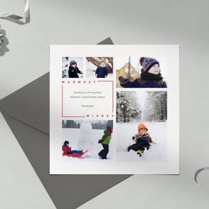 Puede incluir: Una tarjeta de felicitación con temática invernal con un collage de niños en la nieve. La tarjeta incluye las palabras "Warmest Wishes" y un mensaje. Un lazo y una cinta plateados están en el fondo.