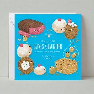 Può includere: Un biglietto d'invito quadrato con sfondo blu presenta illustrazioni di cartoni animati di latkes e altri cibi di Hanukkah. Il testo recita "Latkes & Laughter" e invita gli ospiti alla residenza Broflovski.