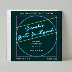 Puede incluir: Una invitación azul verdosa con texto azul neón que dice "Sarah's Bat Mitzvah". La invitación incluye los detalles del evento, incluida la fecha, la hora y la ubicación.