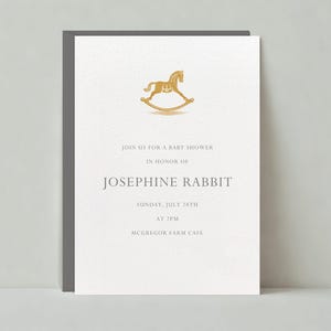 Paperless Post Anpassbare Babypartyeinladungsvorlage | Fröhlich und lebendig | Schaukelpferd, Schrift, Schlicht, Spielzeug | Sofort Download