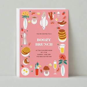 Puede incluir: Tarjeta de invitación rosa con ilustraciones de comida y bebida para el brunch. El texto dice "Estás invitado a un brunch con alcohol a la hora civilizada de la 1 p. m. Domingo, 3 de junio The Mad Hatter Inn."