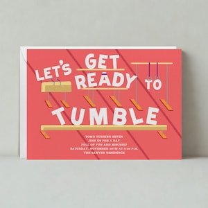 Puede incluir: Una invitación rosa y naranja con el texto "Let's Get Ready to Tumble" y detalles para la fiesta del séptimo cumpleaños de Tom. La invitación presenta ilustraciones de equipos de gimnasia, incluyendo una viga de equilibrio, barras asimétricas y un conjunto de columpios.