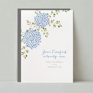 faire-part de fête d'anniversaire | Rustique | fleurs, dahlias bleus, feuilles peints | Modèle personnalisable de publication sans papier | Téléchargement instantané