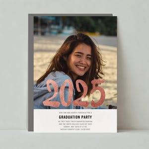 Papierloze post aanpasbare sjabloon uitnodiging afstudeerfeest | Glanzend, foto, lettertype, eenvoudig, jaartal, roségoud, wit | Direct downloaden