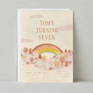 Uitnodiging verjaardagsfeestje voor kinderen | Illustratief | Regenboog, zachte kleuren | Papierloze aanpasbare postsjabloon | Direct downloaden