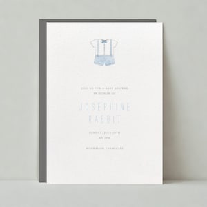 Paperless Post Anpassbare Babypartyeinladungsvorlage | Fröhlich und lebendig | Hosenträger, Baby, Junge, Shorts | Sofort Download