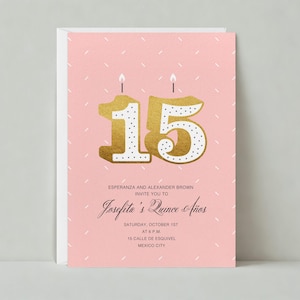 Puede incluir: Tarjeta de invitación rosa con detalles en dorado. La tarjeta presenta un gráfico del número 15 con velas y el texto "Josefita's Quince Años".
