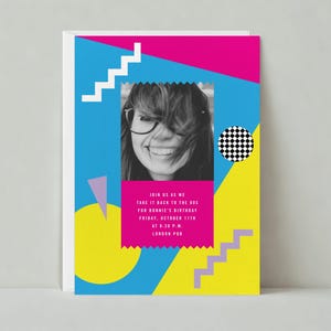 Modèle personnalisable d'invitation de fête d'anniversaire de Zazzle.be Liste d'envies Vous avez des idées ? Rétro | Motif années 90, 90, formes, jaune, rose | Téléchargement instantané