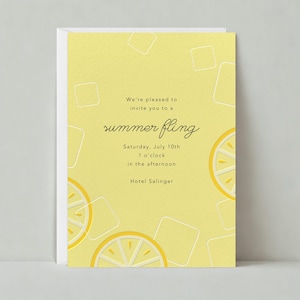 Op de afbeelding: Een gele uitnodigingskaart met een citroenthema. De tekst luidt "We're pleased to invite you to a summer fling. Saturday, July 10th, 1 o'clock in the afternoon. Hotel Salinger."