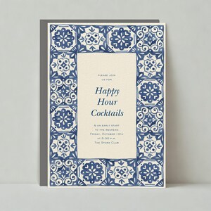 以下が含まれることがあります： 青と白のタイル模様の縁取りが施された招待状。テキストには「ハッピーアワーカクテルのために、私たちにご参加ください。週末の早いスタート、10月13日（金）午後5時30分、ザ・ストアクラブ」と記載されています。