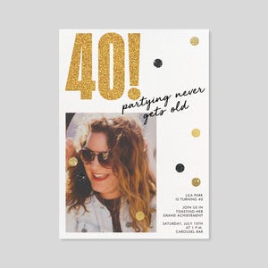 Invitación a fiesta de cumpleaños importante / Diseño moderno, tipográfico y llamativo / Detalles dorados / Plantilla personalizable para publicación sin papel / Descarga instantánea