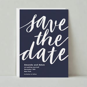 Plantilla personalizable para guardar la fecha de boda / Negrita y tipográfica / Casual, cursiva, azul oscuro / Descarga instantánea