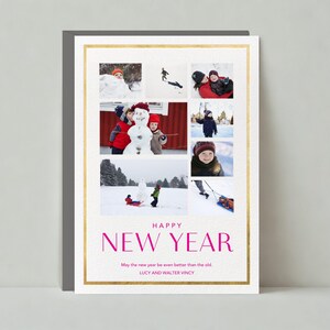 Puede incluir: Una tarjeta de felicitación con borde dorado y un collage de fotos de invierno. Las palabras "HAPPY NEW YEAR" están en rosa, con un mensaje y nombres debajo. Las fotos muestran a personas disfrutando de actividades invernales.