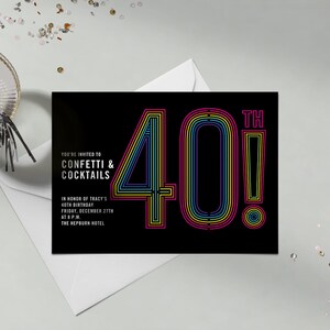 Könnte beinhalten: Eine schwarze Einladung mit einem regenbogenfarbenen 40. Geburtstagsdesign. Der Text lautet "Sie sind eingeladen zu Konfetti & Cocktails zu Ehren von Tracys 40. Geburtstag, Freitag, 27. Dezember um 20:00 Uhr. Das Hepburn Hotel."