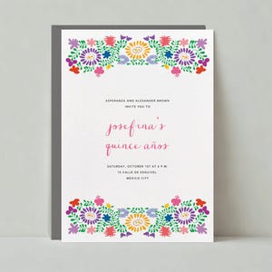 Pode incluir: Um convite branco com uma borda floral colorida. O texto diz "Esperanza e Alexander Brown convidam você para Josefina's Quince Años. Sábado, 1 de outubro às 18h. 15 Calle de Esquivel, Cidade do México."