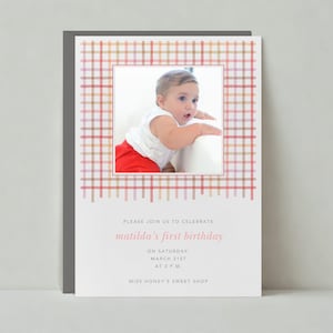 Invitación para primer cumpleaños y fiesta de bebé / Cumpleaños infantil, cuadros vichy, fotografía, rojo / Plantilla personalizable para publicación sin papel / Descarga instantánea