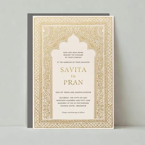 Puede incluir: Una invitación de boda dorada y blanca con un borde adornado y un diseño de arco. La invitación anuncia el matrimonio de Savita y Pran el sábado 5 de mayo de 1951 a las 18:00 horas en el Hotel Khanna en Brahmpur.