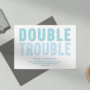 Paperless Post Anpassbare Babypartyeinladungsvorlage | Double Trouble, Zwillinge, Schrift, Baby Blau, Niedlich, Doubles | Sofort Download
