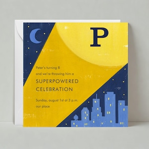 Puede incluir: Una invitación de cumpleaños amarilla y azul con la letra "P" en una fuente azul grande. El texto dice "Peter's turning 8 and we're throwing him a SUPERPOWERED CELEBRATION Sunday, august 1st at 3 p.m. our place".