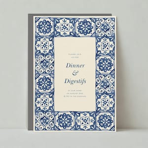 以下が含まれることがあります： 青と白のパターンで装飾されたボーダーのある招待状。招待状には、「8月2日午後6時30分に、夕食と食後酒のために、ご自宅にお越しください。」と書いてあります。