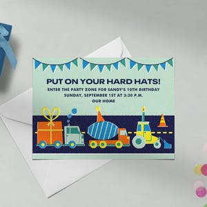 Puede incluir: Una invitación a una fiesta de cumpleaños con temática de construcción con un esquema de colores azul, verde y amarillo. La invitación presenta una pancarta con banderas, una caja de regalo, un camión de volteo, una mezcladora de concreto y un tractor. El texto de la invitación dice: "¡Ponte tu casco! Entra en la zona de fiesta para el cumpleaños número 10 de Sandy Domingo, 1 de septiembre a las 3:30 p. m. Nuestro hogar."