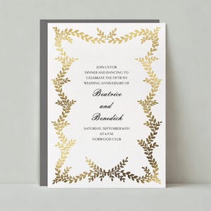 Invitación de aniversario clásica con enredaderas, dorado y verde. Plantilla personalizable para publicación sin papel. Descarga instantánea.