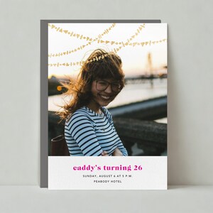 Modelo de convite de festa de aniversário personalizável sem papel | Gráfico | Serpentinas douradas, foto, cordas | Download instantâneo