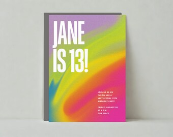 Pode incluir: Um convite colorido com um design semelhante a um arco-íris. O texto "JANE IS 13!" está em letras brancas em negrito. O texto do convite diz: "Junte-se a nós para celebrar seu 13º aniversário. Sexta-feira, 28 de agosto às 16h. Na nossa casa."