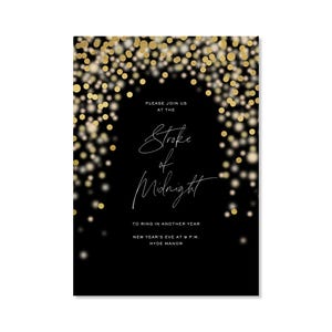 Peut inclure: Carte d'invitation noire avec des lumières bokeh dorées et le texte "Please join us at the Stroke of Midnight to ring in another year. New Year's Eve at 9 P.M. Hyde Manor."