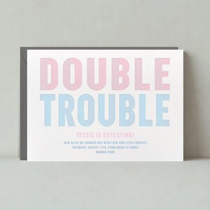 Paperless Post Anpassbare Babypartyeinladungsvorlage | Double Trouble, Zwillinge, Blau, Rosa, Typografie | Sofort Download