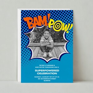 Puede incluir: Una invitación a una fiesta de cumpleaños de temática de cómics, azul y blanca, con una foto de un niño pequeño en el centro. La invitación dice "Bam! Pow!" en letras grandes y en negrita e incluye el texto "Peter cumple 6 años y le estamos organizando una celebración Superpoderosa. Domingo, 1 de agosto a las 3 p. m. 68-36 Ingram Street Queens."