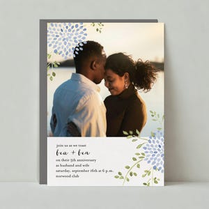 Invitación de aniversario rústica, acuarela, flores, dalias azules, foto, publicación sin papel, plantilla personalizable, descarga instantánea