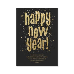 以下が含まれることがあります： 「新年あけましておめでとうございます！」と書かれた金色のグリッターテキストが特徴の黒い新年招待状。招待状には「温かい仲間とたくさんのお酒を飲む季節です。12月8日土曜日午後8時にThe Shade Residenceにご参加ください。」と書かれています。