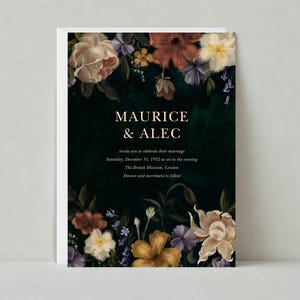 以下が含まれることがあります： 濃い緑色の背景と花柄の縁取りが施された結婚式の招待状。テキストには「モーリス＆アλεκ」と、結婚式の日時と場所が記載されています。招待状は白いカードに印刷されています。