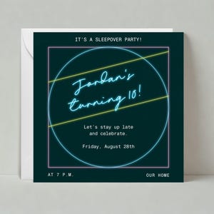 Könnte beinhalten: Eine neonblaue und gelbe Geburtstagseinladung mit dem Text "It's a sleepover party!" und "Jordan's turning 10!" Die Einladung enthält auch das Datum und die Uhrzeit der Party: "Friday, August 28th at 7 P.M."