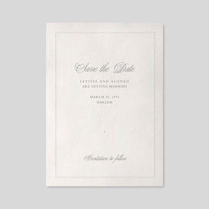 Puede incluir: Tarjeta de "Save the Date" con fondo blanco y borde negro. El texto dice "Save the Date", "Letitia y Alonzo se casan", "March 30, 1974", "Harlem", y "Invitación a seguir".
