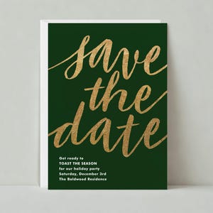 Op de afbeelding: Een uitnodigingskaart voor een feestje met een donkergroene achtergrond en gouden belettering met de tekst "save the date". Extra tekst luidt "Get ready to TOAST THE SEASON for our holiday party Saturday, December 3rd The Boldwood Residence."