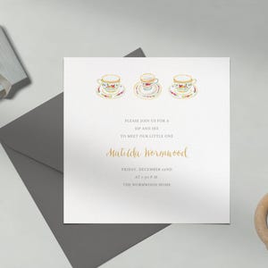 Puede incluir: Una tarjeta de invitación blanca con tres ilustraciones de acuarela de tazas de té. El texto dice "Por favor, únase a nosotros para un "sip and see" para conocer a nuestra pequeña Matilda Wormwood Viernes 2 de diciembre a las 7:30 PM La casa de los Wormwood"