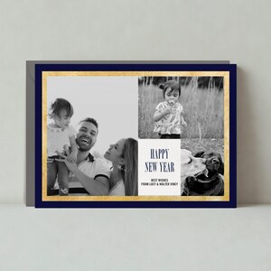 Puede incluir: Una tarjeta de felicitación de Año Nuevo con un borde azul marino y un marco interior dorado. La tarjeta presenta fotos en blanco y negro de una familia y un perro. El texto de la tarjeta dice "Happy New Year" y "Best Wishes from Lucy & Walter Vincy."