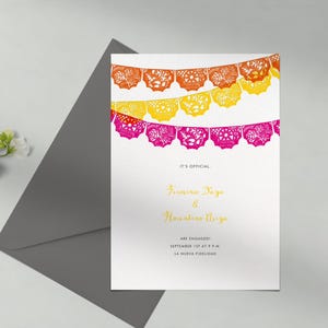 Pode incluir: Um cartão branco com um design de guirlanda de papel rosa, amarelo e laranja. O texto no cartão diz "It's Official", "Fermana Daga & Hore atino Unga", "Are Engaged! September 1st at 9 P.M.", e "La Hueya Fidelidad".