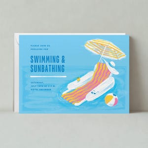 Puede incluir: Una invitación a un evento de natación y bronceado junto a la piscina el sábado 18 de julio a las 3 p. m. en el Hotel Salinger. La invitación presenta una ilustración de dibujos animados de una tumbona con una toalla a rayas, una sombrilla de playa y una pelota de playa.