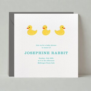 Paperless Post Anpassbare Babypartyeinladungsvorlage | Licht, Duschspielzeug, Tiere, Enten, Gelb, Blau | Sofort Download