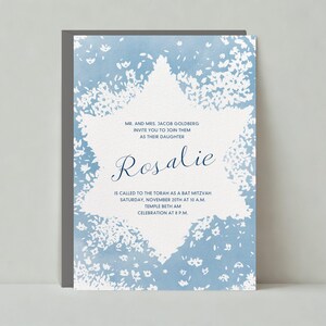 Papierloze post aanpasbare sjabloon voor bar- en vleermuis mitswa-feest | Bloemmotief, pastelblauw | Direct downloaden