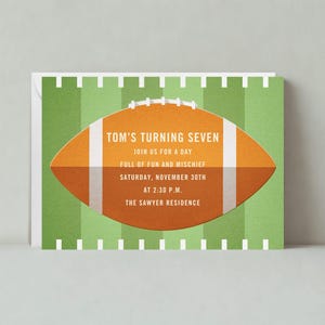 d'invitation de fête d'anniversaire pour enfants | Jeux, jardin, ballon, football, terrain, vert, brun | Téléchargement instantané, personnalisable | Poste sans papier