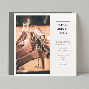 Peut inclure: Invitation de célébration de retraite avec une photo de personnes portant un toast avec des flûtes à champagne. L'invitation comprend le texte "PLEASE JOIN US FOR A RETIREMENT CELEBRATION" et les détails de l'événement.