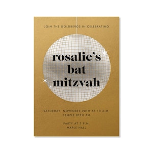 Puede incluir: Una invitación dorada y plateada con un gráfico de bola de discoteca. El texto dice "Join the Goldbergs in celebrating Rosalie's Bat Mitzvah. Saturday, November 20th at 10 a.m. Temple Beth Am. Party at 7 p.m. Maple Hall."