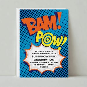 Puede incluir: Una invitación de estilo cómic azul y naranja con las palabras "BAM! POW!" en letras grandes y en negrita. El texto dice "Peter cumple 7 años y le estamos organizando una celebración Superpoderosa. Domingo, 1 de agosto a las 3 pm. 68-36 Ingram Street, Queens."