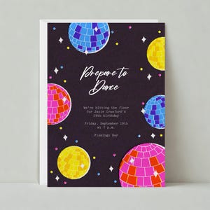Puede incluir: Una invitación negra con temática de bola de discoteca. La invitación dice "Prepárate para bailar" e incluye detalles para una fiesta de cumpleaños número 29. La invitación está decorada con bolas de discoteca de colores.