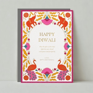 Puede incluir: Una tarjeta de felicitación de Diwali con borde gris. La tarjeta presenta un fondo blanco con las palabras "HAPPY DIWALI" en dorado. Está decorada con elefantes naranjas, pavos reales y diseños florales en rosa y dorado.