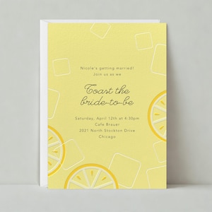 Op de afbeelding: Een gele uitnodiging met een citroendesign. De tekst luidt: "Nicole gaat trouwen! Doe met ons mee om de bruid te eren. Zaterdag 12 april om 16:30 Cafe Brauer 2021 North Stockton Drive Chicago"